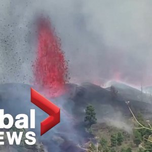 Видео - Вулкан Ла-Пальма выбрасывает лаву в воздух, окутывая дороги