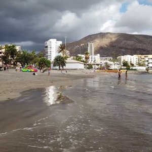 Видео - пляж Плайя-де-Лос-Кристианос в октябре на Тенерифе