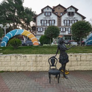 Фото - скульптура Девушка со стулом в Геленджике