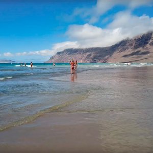 Видео - Пляж Playa de Famara на Лансароте, прогулка пешком