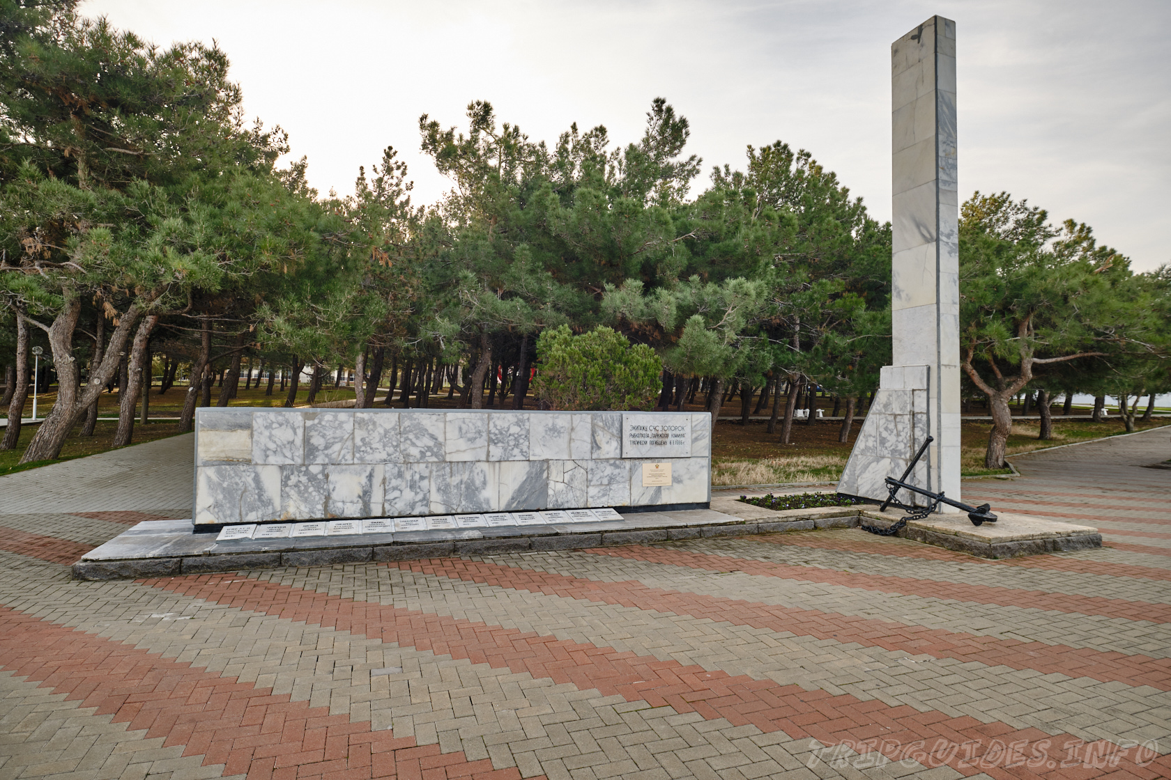 Фото - Памятник экипажу сейнера «Топорок» в Геленджике