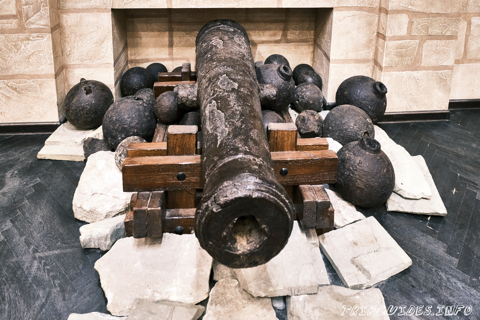 Фото - Старинная пушка в Краеведческом музее Анапы