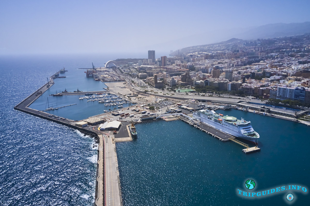 Круизный порт на Тенерифе в городе Санта-Крус, Канарские острова, Испания