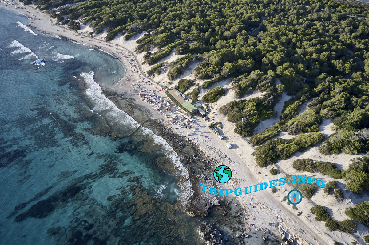 Пляж Сес Салинес на острове Ибица, Испания - аэросъёмка