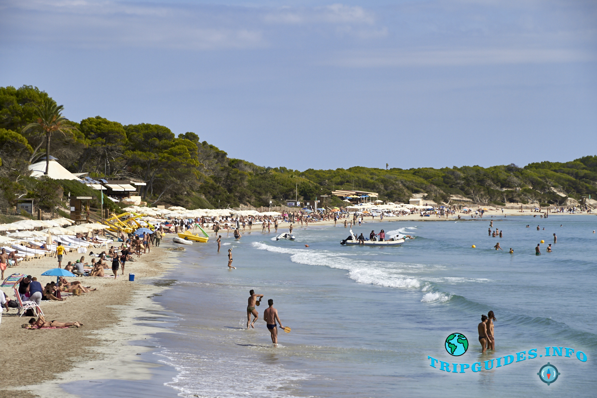 Пляж Сес Салинес на острове Ибица, Испания