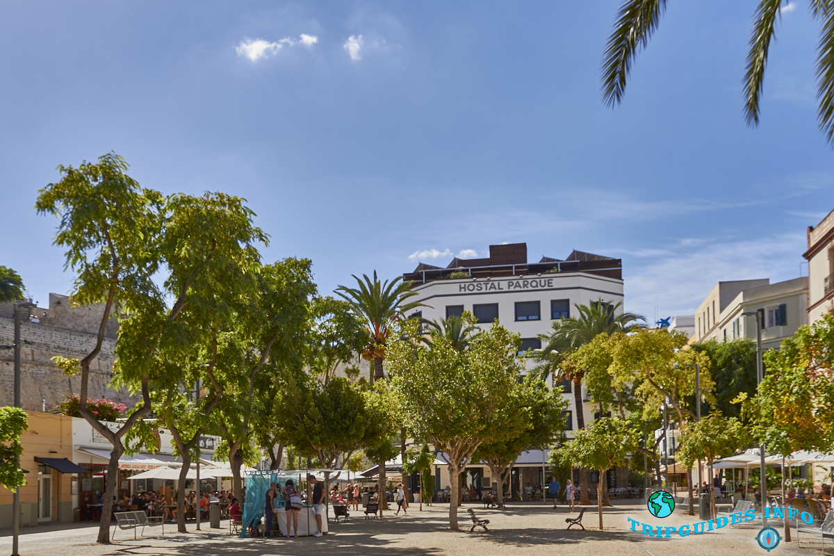Площадь Вара-де-Рей в столице Ибица (Ивиса) - Балеарские острова, Испания. Plaza o Passeig de Vara de Rey