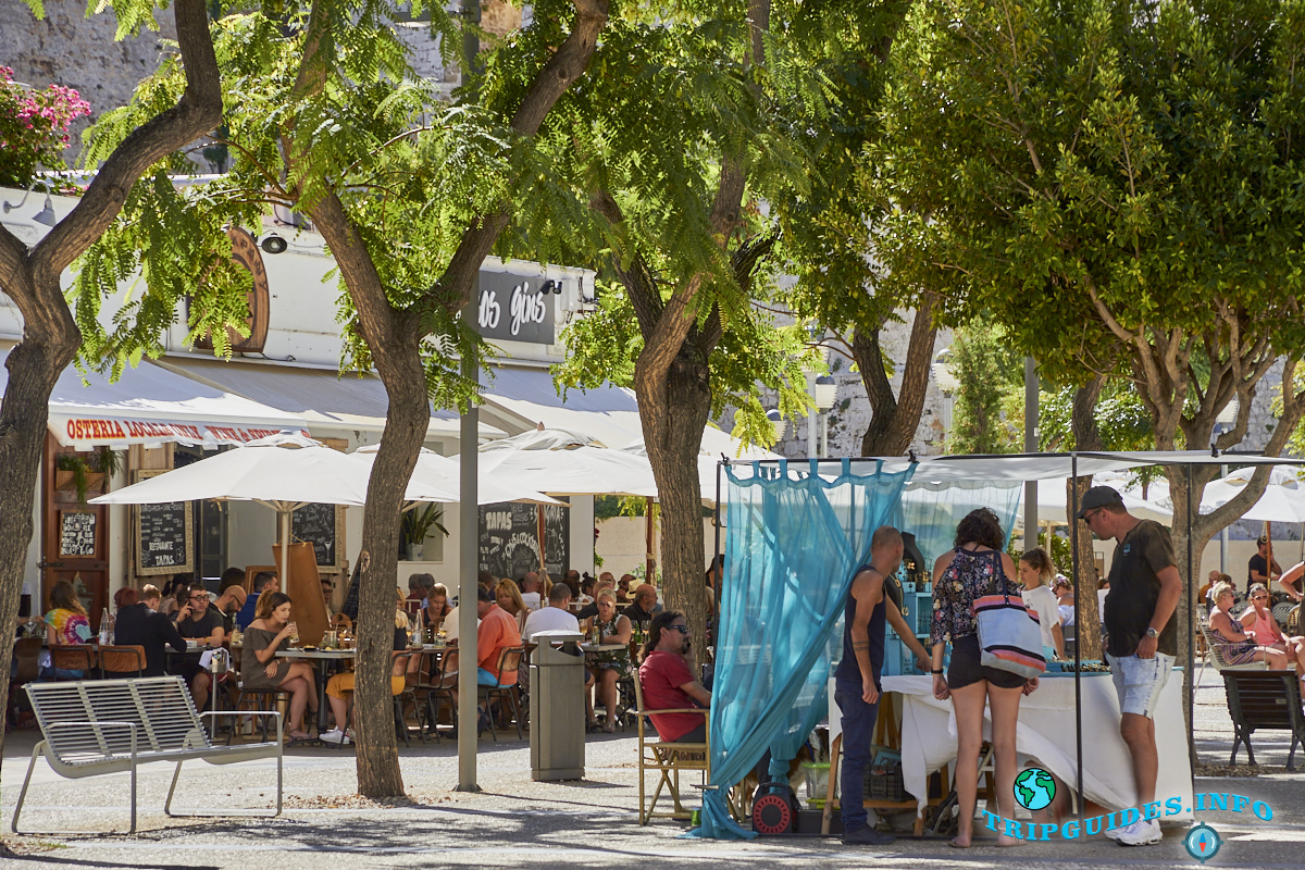 Площадь Вара-де-Рей в столице Ибица (Ивиса) - Балеарские острова, Испания. Plaza o Passeig de Vara de Rey