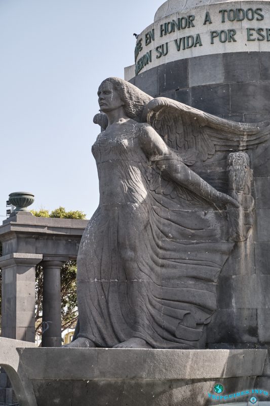 Памятник Павшим за Испанию на Площади Испании в Санта-Крус-де-Тенерифе, Канарские острова