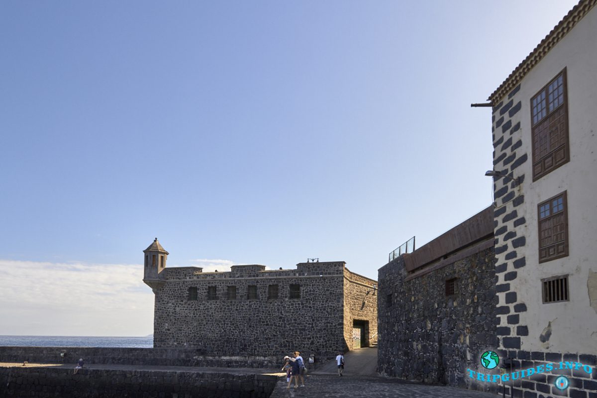 Батарея Санта-Барбара в Пуэрто-де-Ла-Крус на Тенерифе (Канарские острова, Испания)