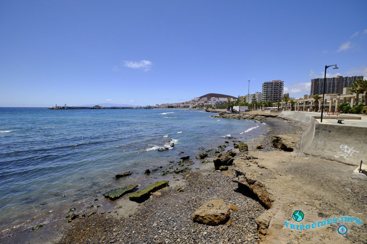 Пляж Плайя-де-Лос-Тарахалес в Лос-Кристианос - Тенерифе, Канарские острова, Испания