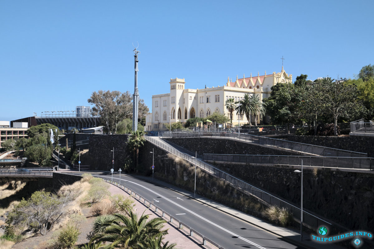 Аллея, бульвар Рамбла-де-Санта-Крус в столице Тенерифе, Канарские острова, Испания