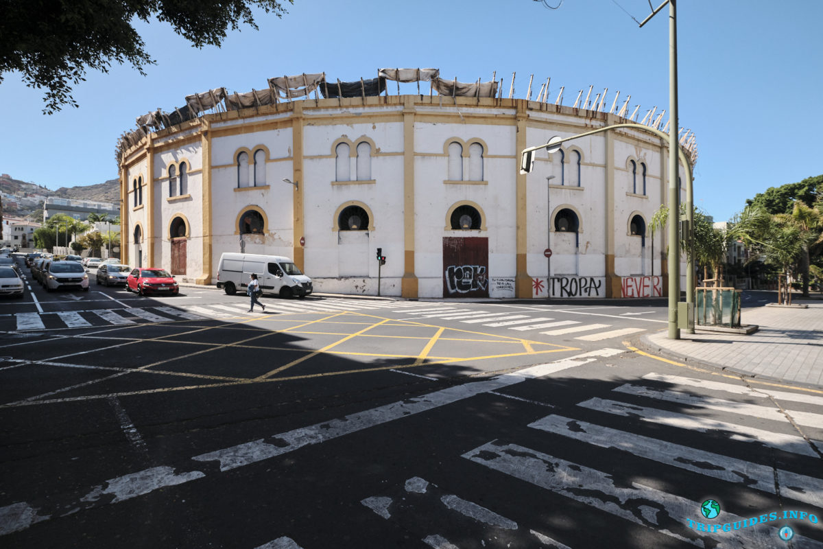 Аллея, бульвар Рамбла-де-Санта-Крус в столице Тенерифе, Канарские острова, Испания