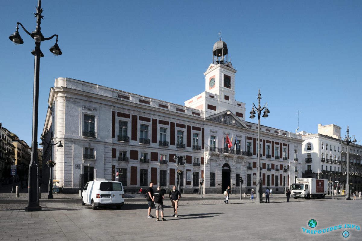 Площадь Пуэрта-дель-Соль в Мадриде, Испания - La Puerta del Sol