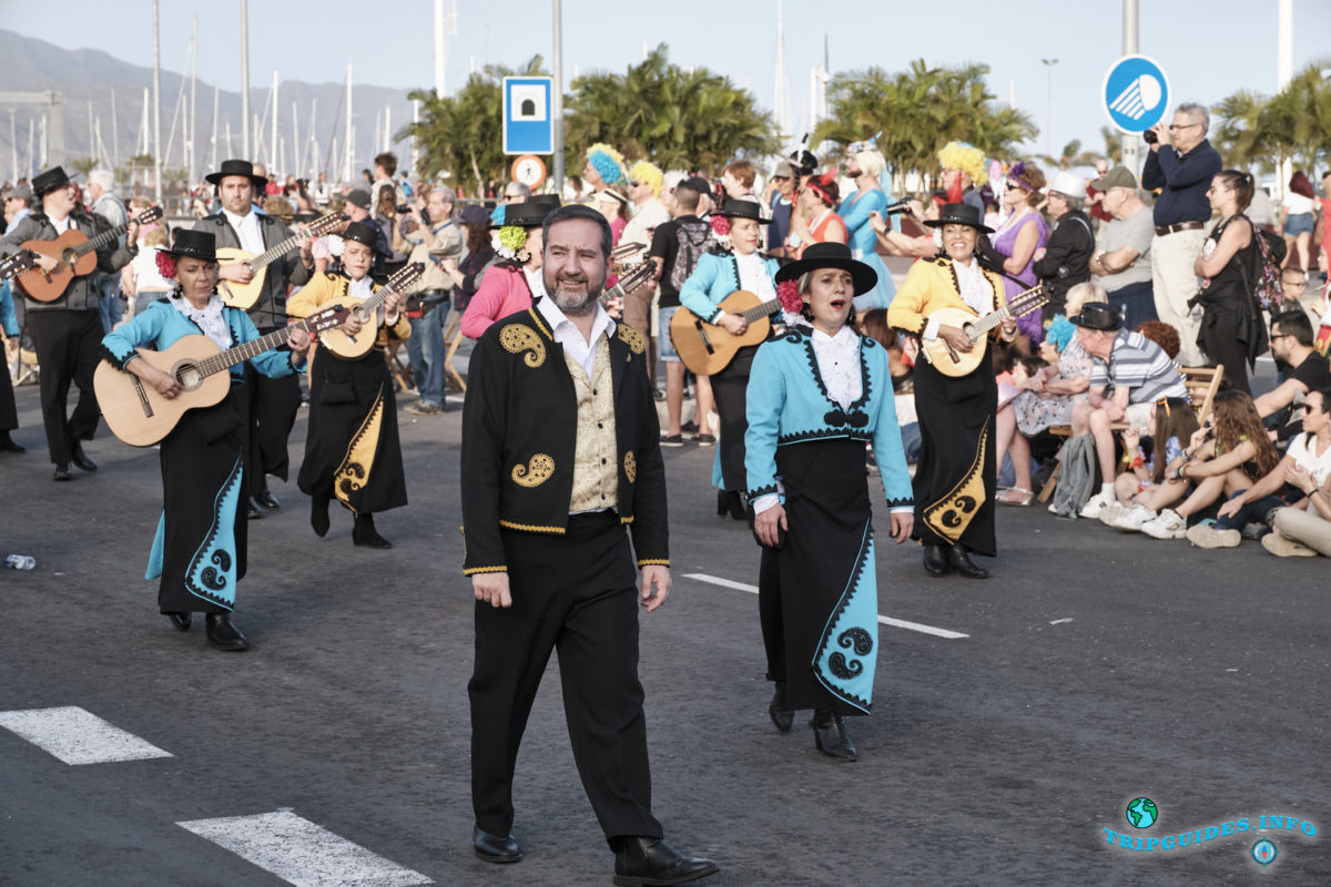 Главное шествие - Gran Coso Apoteosis - Карнавал в Санта-Крус-де-Тенерифе на острове Тенерифе, Испания