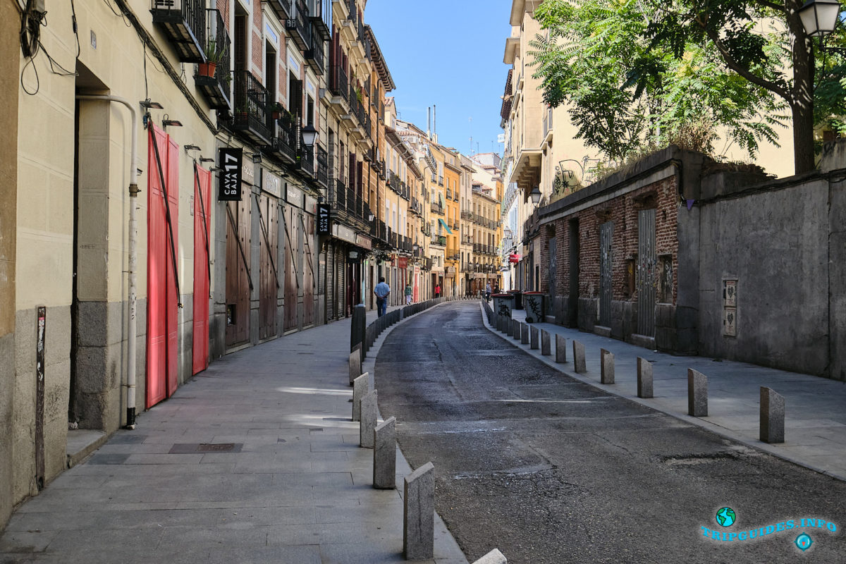 Улица Кава-Баха в Мавританском квартале Ла-Морерия в Мадриде - столица Испании