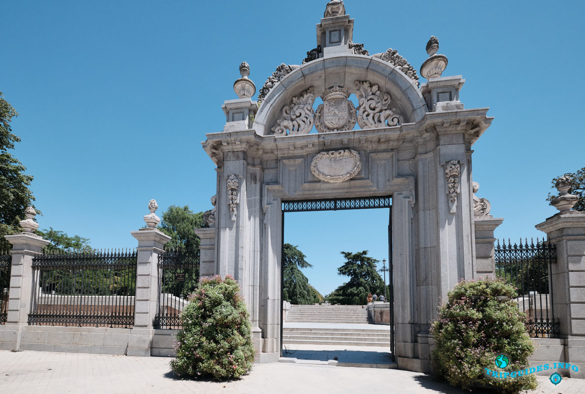 Ворота Puerta Felipe IV - Парк Буэн-Ретиро в Мадриде - Испания (Parque del Buen Retiro)