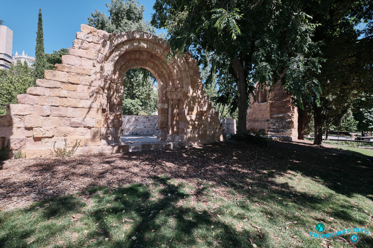 Руины часовни Сан-Пелайо и Сан-Исидоро в парке Буэн-Ретиро в Мадриде - Испания (Parque del Buen Retiro)