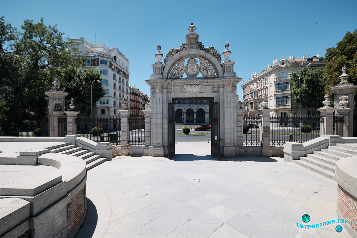 Ворота Puerta Felipe IV - Парк Буэн-Ретиро в Мадриде - Испания (Parque del Buen Retiro)