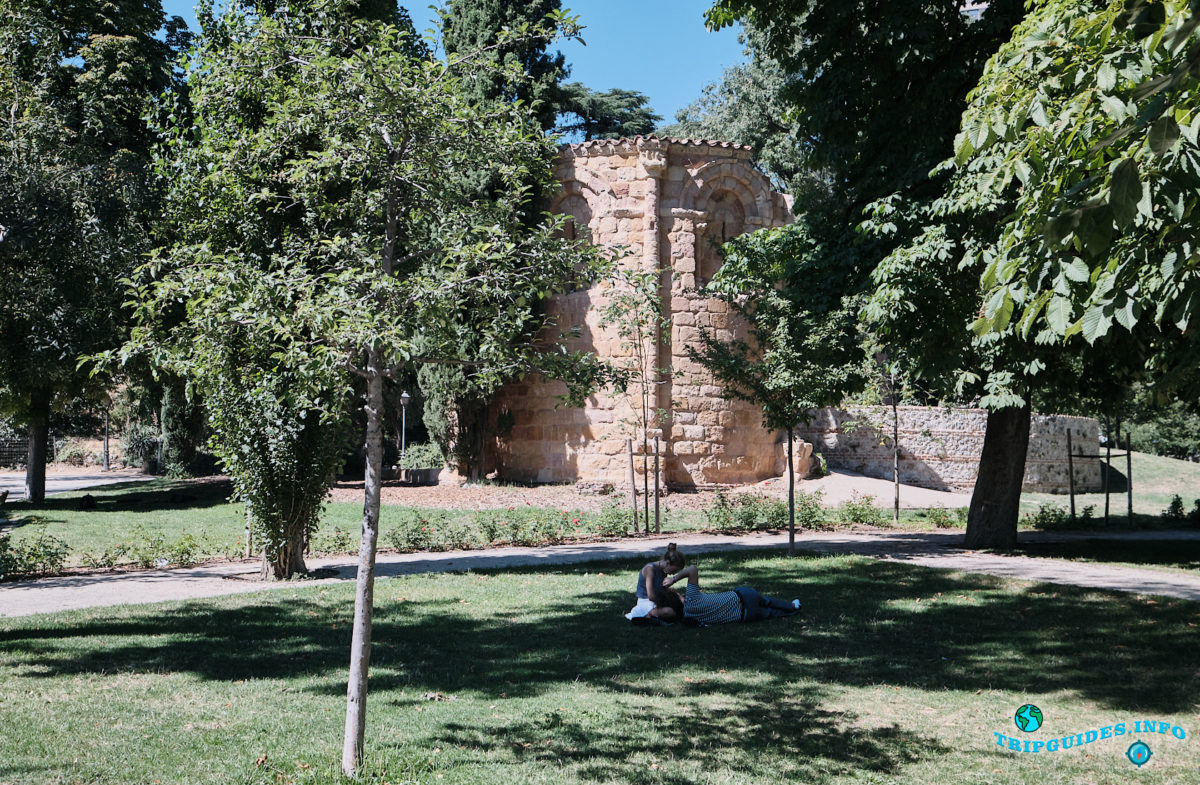 Руины часовни Сан-Пелайо и Сан-Исидоро в парке Буэн-Ретиро в Мадриде - Испания (Parque del Buen Retiro)