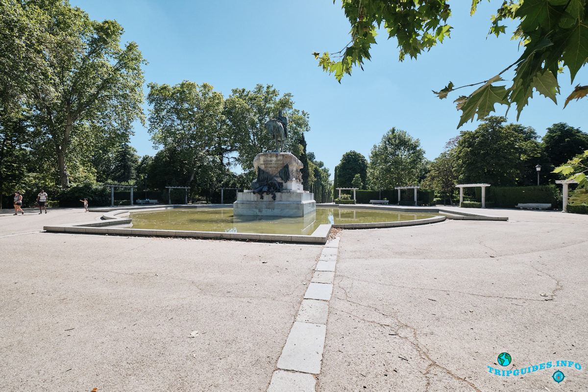 Памятник генералу Мартинесу Кампосу в парке Буэн-Ретиро в Мадриде - Испания (Parque del Buen Retiro)