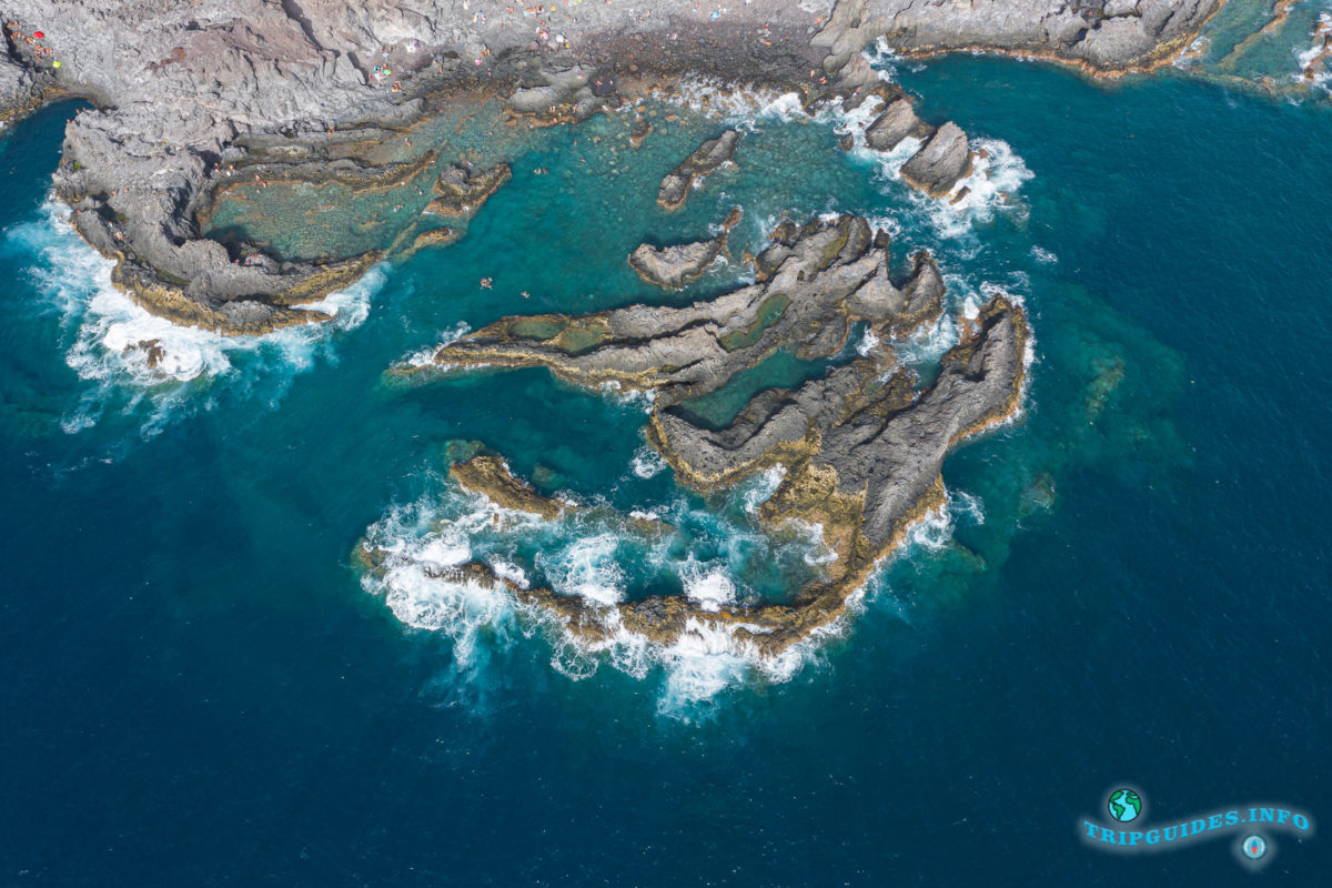 Природный бассейн Чарко-дель-Танкон в Пуэрто-де-Сантьяго Тенерифе - Канарские острова, Испания - Puerto de Santiago