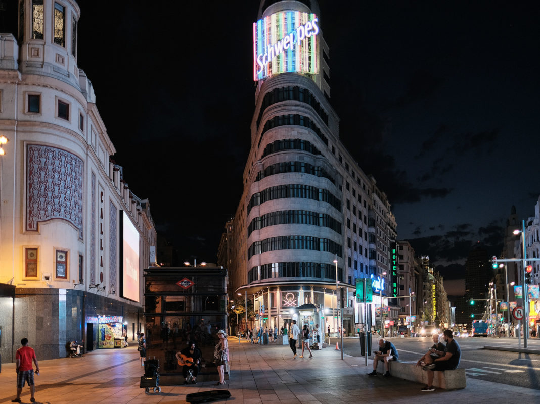 Улица Гран-Виа в Мадриде, столице Испании (Calle Gran Via)