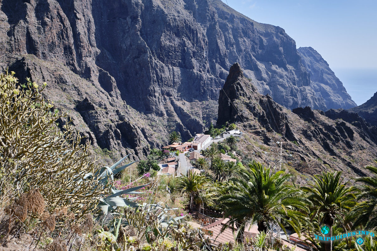 Скала Катано в ущелье и деревне Маска на Тенерифе (Канарские острова, Испания)