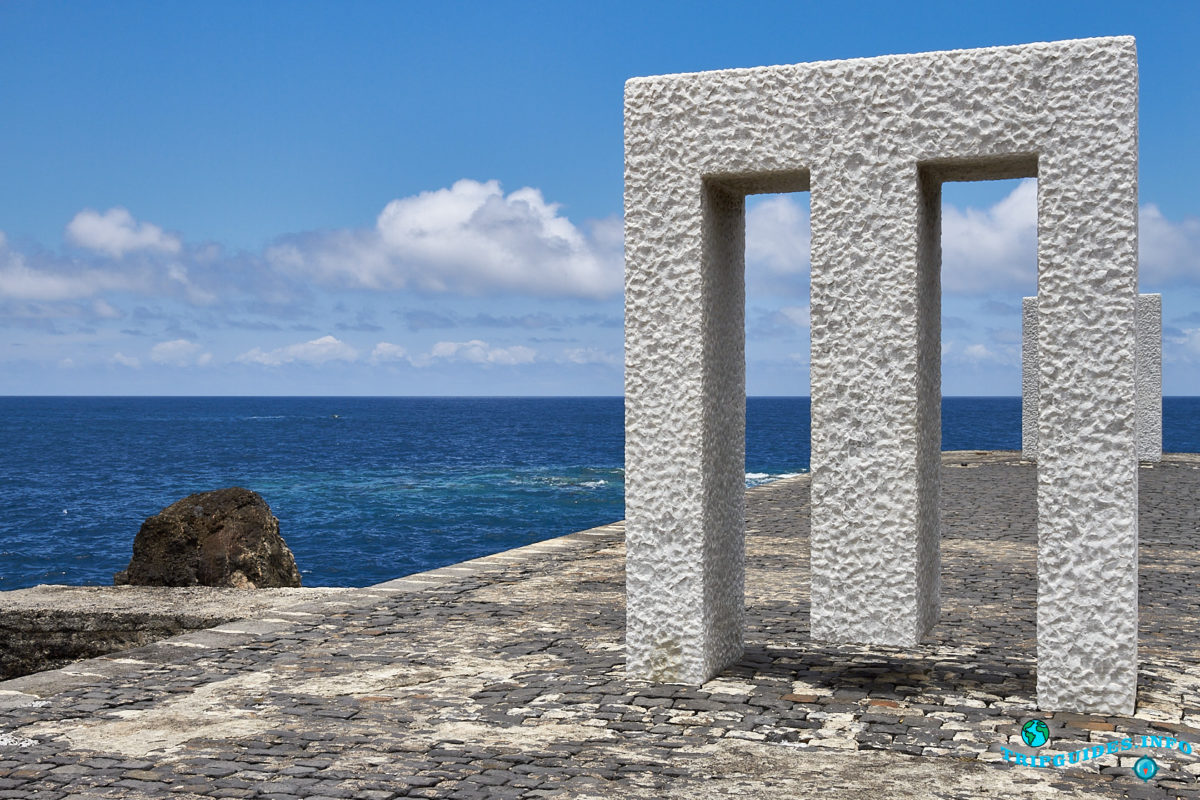Композиция «Дверь без двери» в городе Гарачико на севере острова Тенерифе (Канарские острова, Испания)