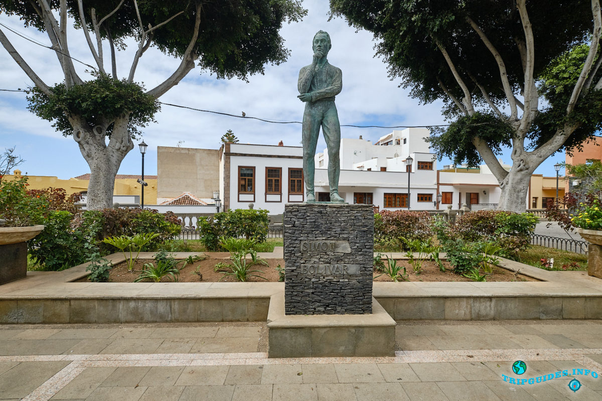 Памятник Симону Боливару в городе Гарачико на севере острова Тенерифе (Канарские острова, Испания)