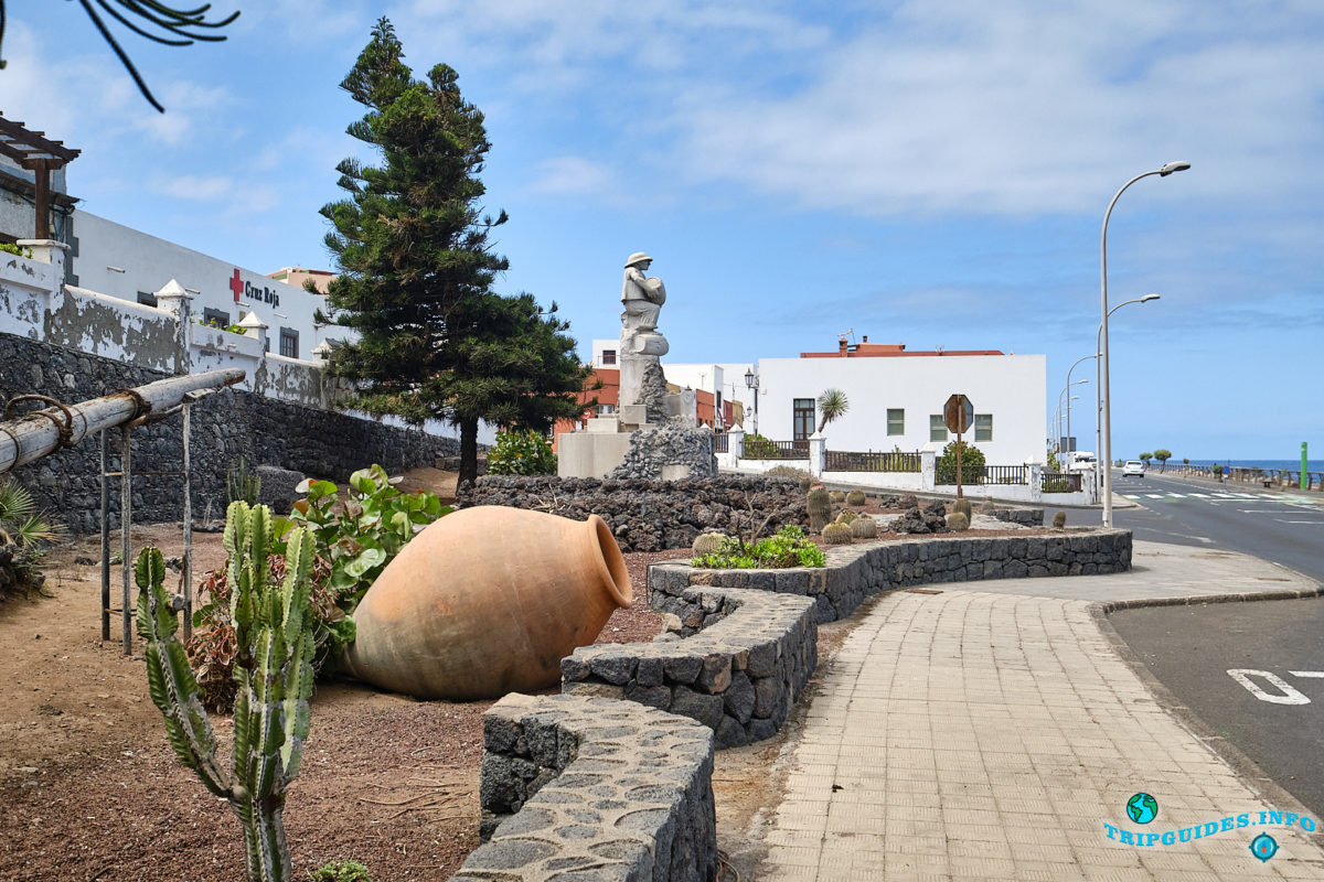 Памятник винной эпохи (Monumento al motin del Vino) в городе Гарачико на севере острова Тенерифе (Канарские острова, Испания)