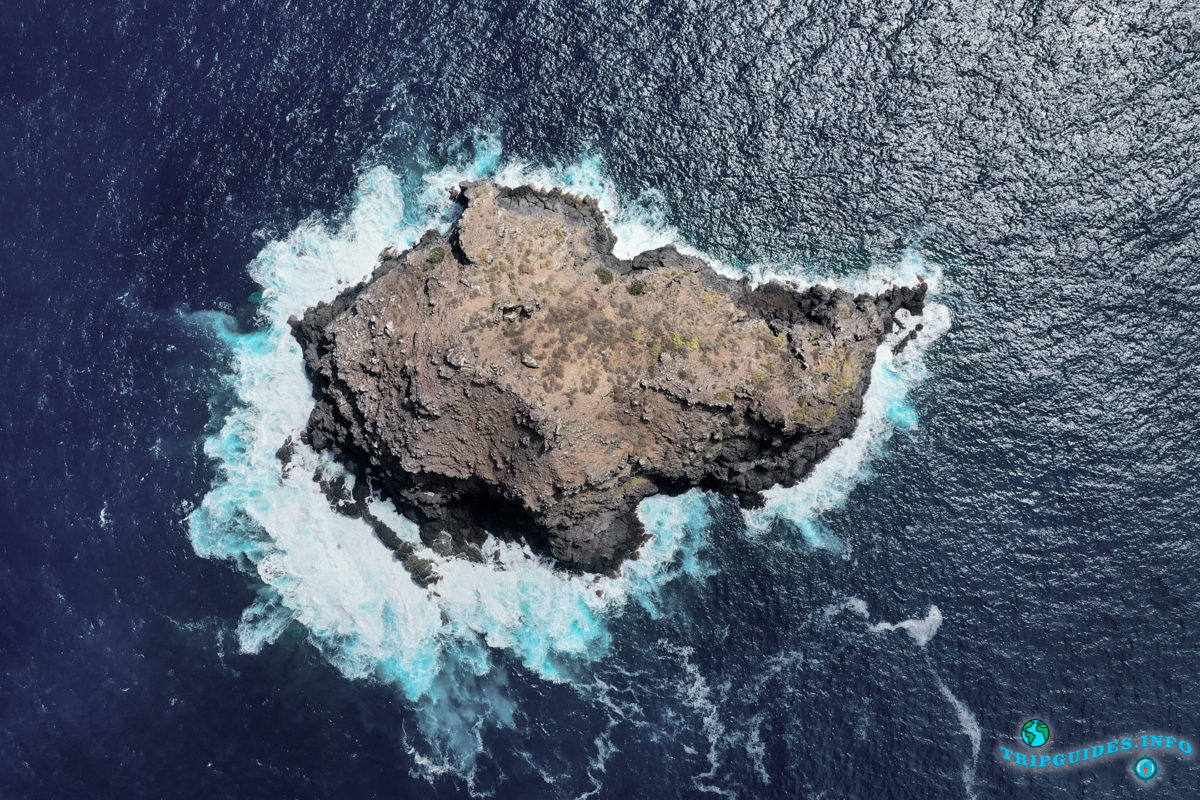 Скала Гарачико в море рядом с городом Гарачико на севере острова Тенерифе (Канарские острова, Испания)