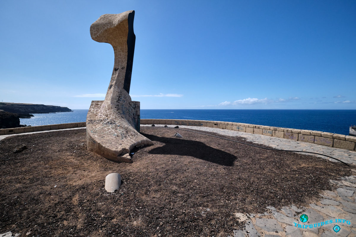 Экспозиция Китовый хвост (Cola de Alcaraván) в Плайя-Сан-Хуан на Тенерифе - Канарские острова, Испания