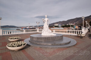 Скульптура Белая невесточка в городе Геленджик