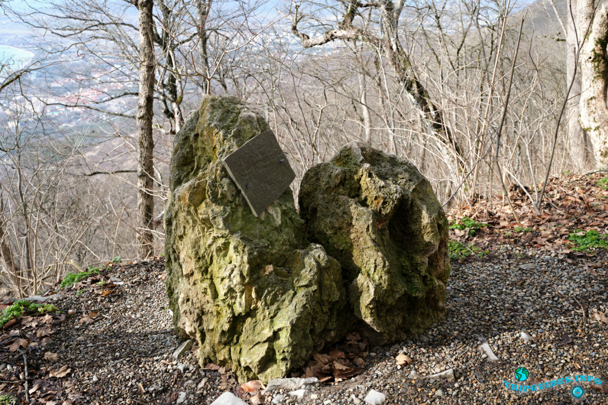 Камень любви - Аллея сказок в Верхнем парке Сафари-парка Геленджик