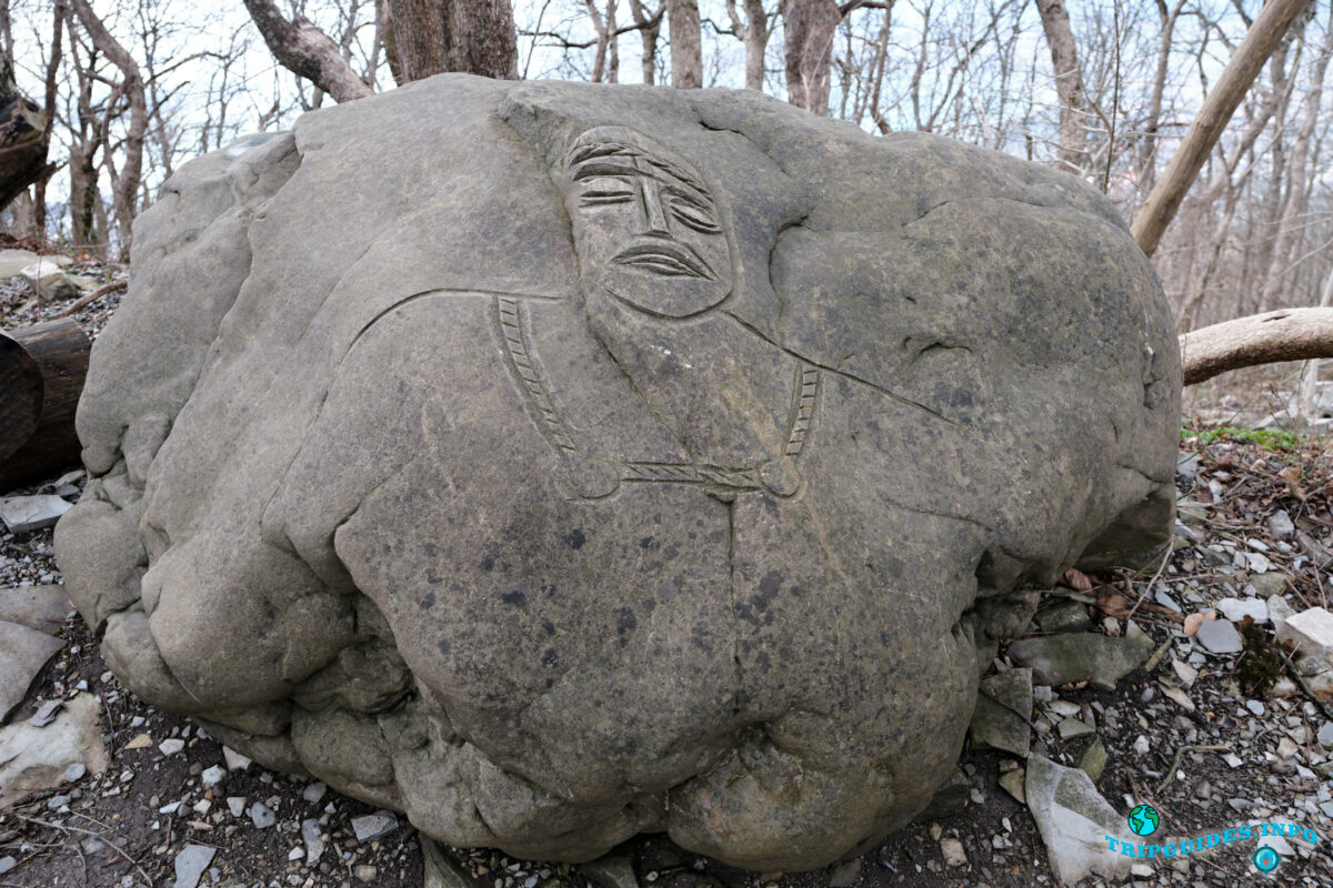 Камень с изображением человека - Аллея сказок в Верхнем парке Сафари-парка Геленджик