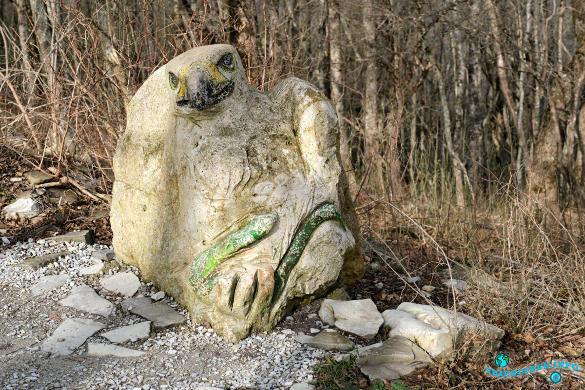 Фигуры животных из камней - Аллея сказок в Верхнем парке Сафари-парка Геленджик