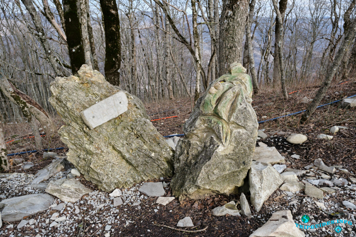 Камень счастья - Аллея сказок в Верхнем парке Сафари-парка Геленджик