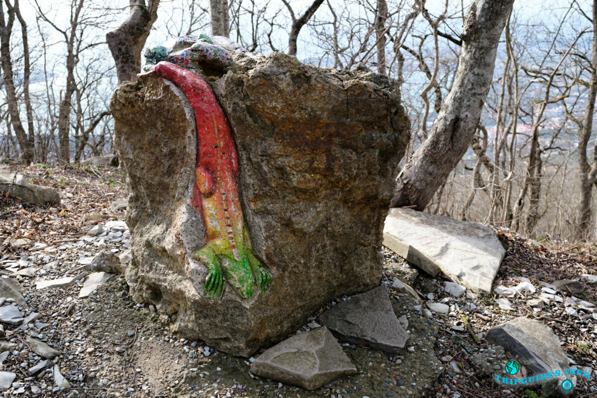 Ящерица (фигура из камня) - Аллея сказок в Верхнем парке Сафари-парка Геленджик