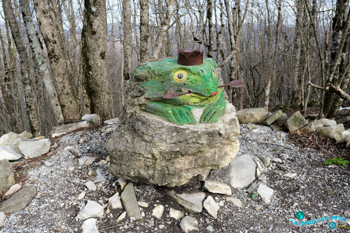 Лягушка со стрелой (фигура из камня) - Аллея сказок в Верхнем парке Сафари-парка Геленджик