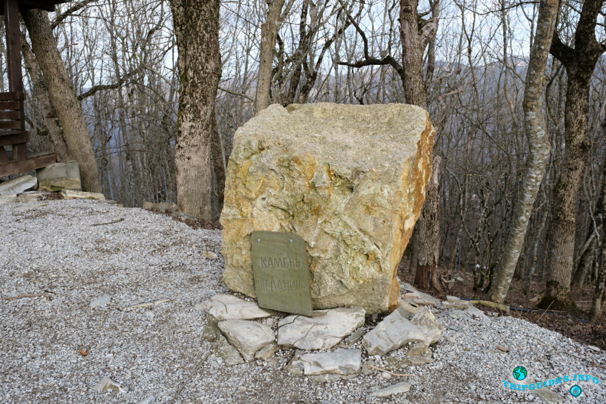 Камень желаний - Аллея сказок в Верхнем парке Сафари-парка Геленджик