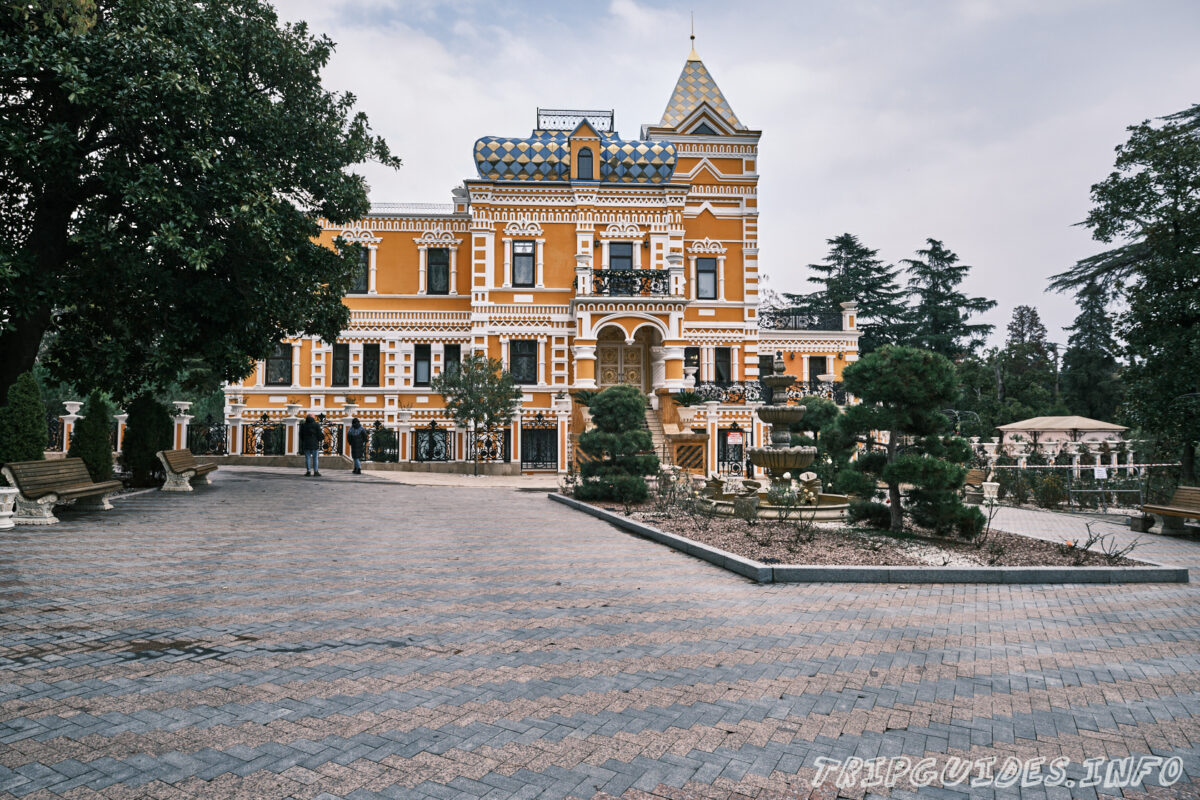 Дом основателя парка Василия Хлудова - вид спереди