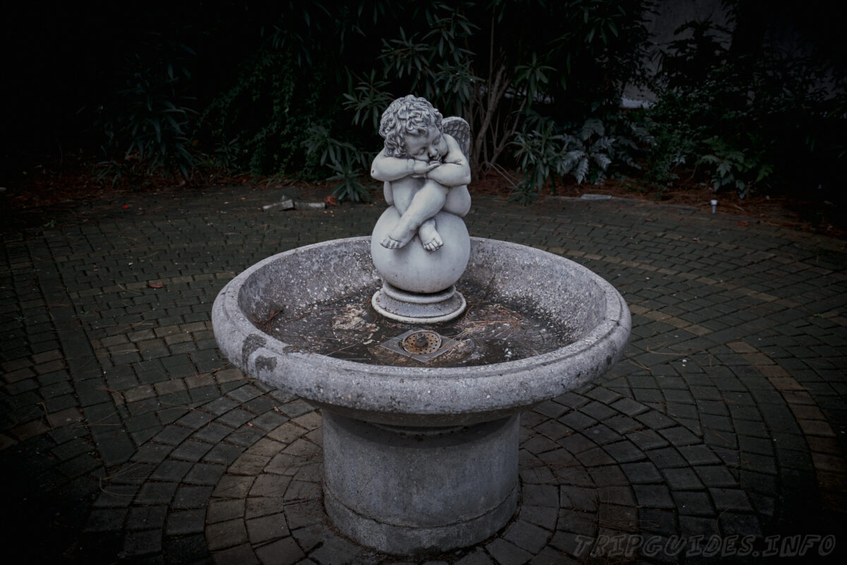 Парк Ривьера в Сочи - скульптура Спящий Ангелочек