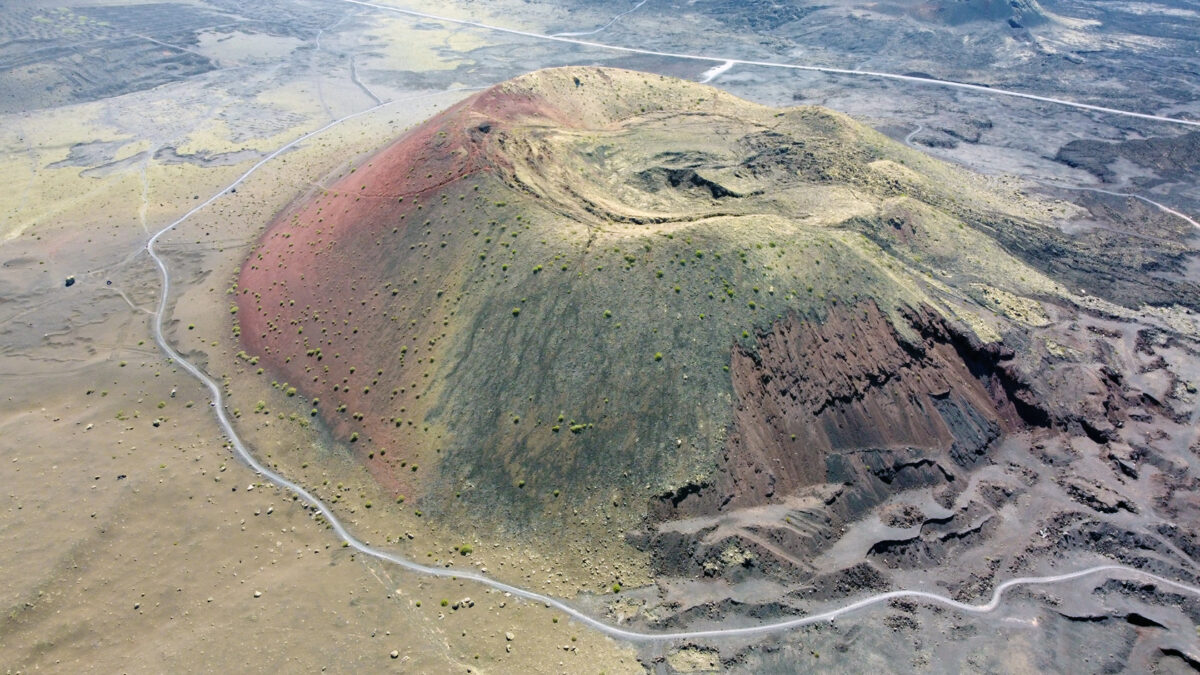 Вулканическая гора Колорада (Volcán Montaña Colorada) на острове Лансароте