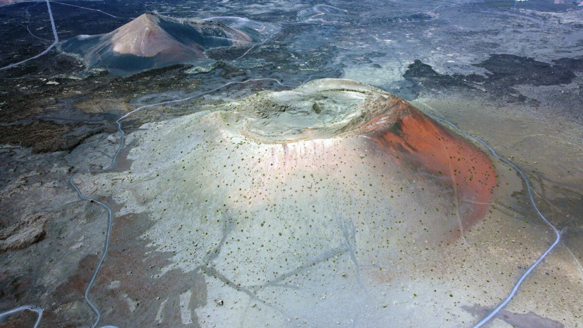 Вулканическая гора Колорада (Volcán Montaña Colorada) на острове Лансароте