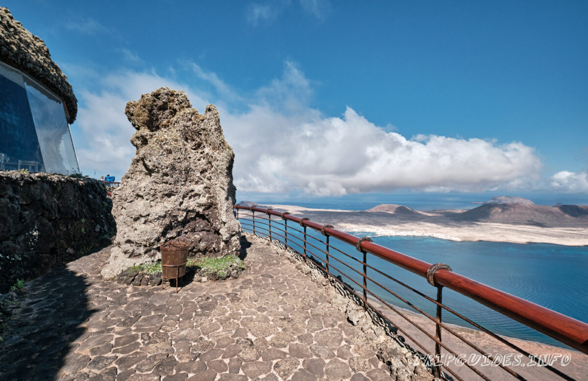 Мирадор-дель-Рио - смотровая площадка на Лансароте - вид на остррв Ла Грасиоса