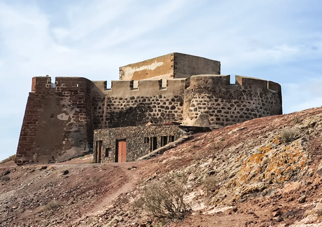 Крепость Санта-Барбара (El Castillo de Santa Bárbara) на Лансароте