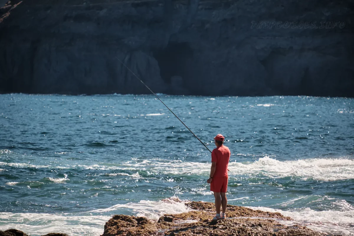 Рыбак (рыбная ловля с берега) в Пунта-дель-Идальго на Тенерифе
