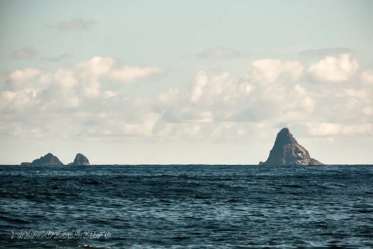 Скалы El Roque de Fuera и Roques de Anaga в Атлантическом океане на севере Тенерифе