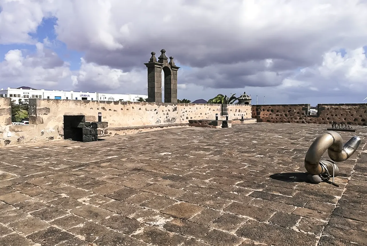 Замок Сан-Хосе (Castillo de San José) на Лансароте
