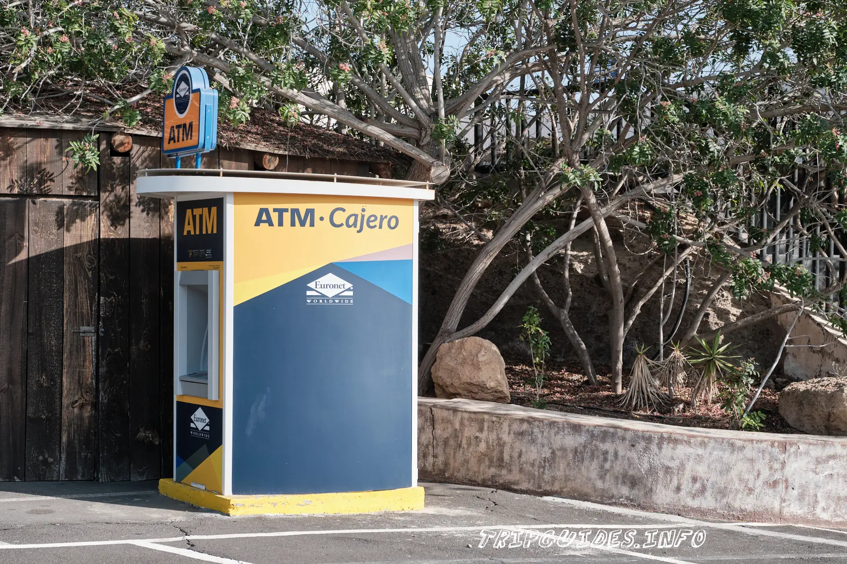 Парк Орлов (Jungle park) на Тенерифе - банкомат